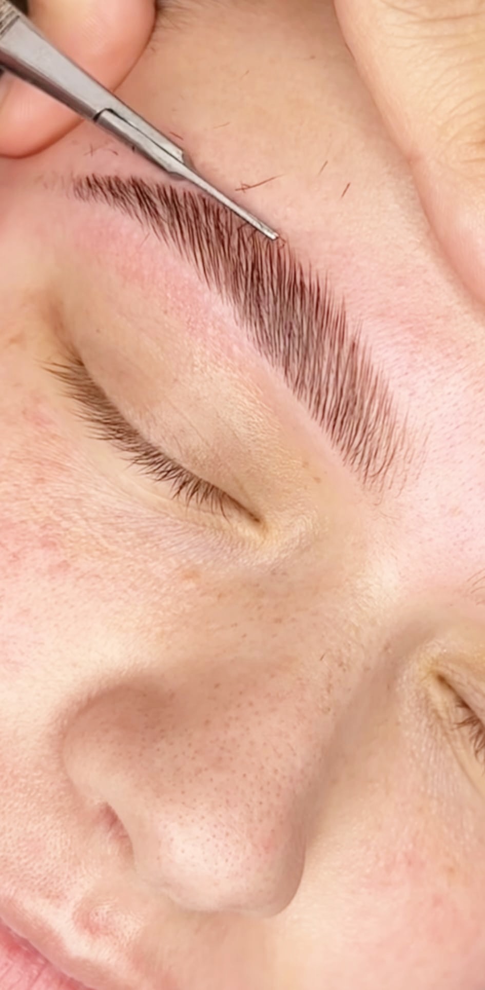 Augenbraunen schneiden und Zupfen